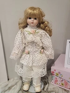 BAMBOLA DI PORCELLANA VINTAGE epoca anni 80 - Vestito bianco - Foto 1 di 4