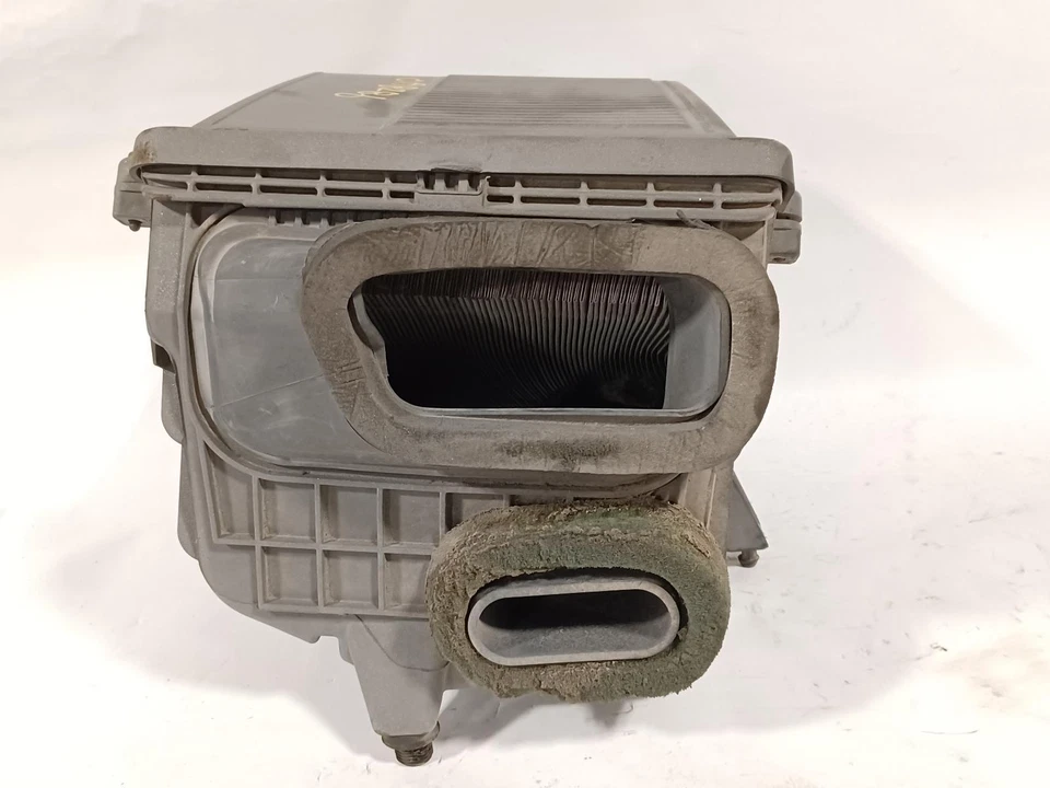 Used Air Cleaner Assembly fits: 2001 Chevrolet Suburban 1500 classic style creas - Image 1 of 4