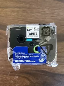 Nastro nero lettera su etichetta bianca - .94" 24mm compatibile con Brother PTouch x1 - Foto 1 di 3