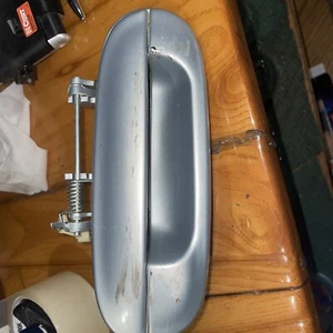 02-09 CHEVY TRAILBLAZER R/R REAR PASSENGER SIDE EXTERIOR DOOR HANDLE OEM SILVER - Picture 1 of 6