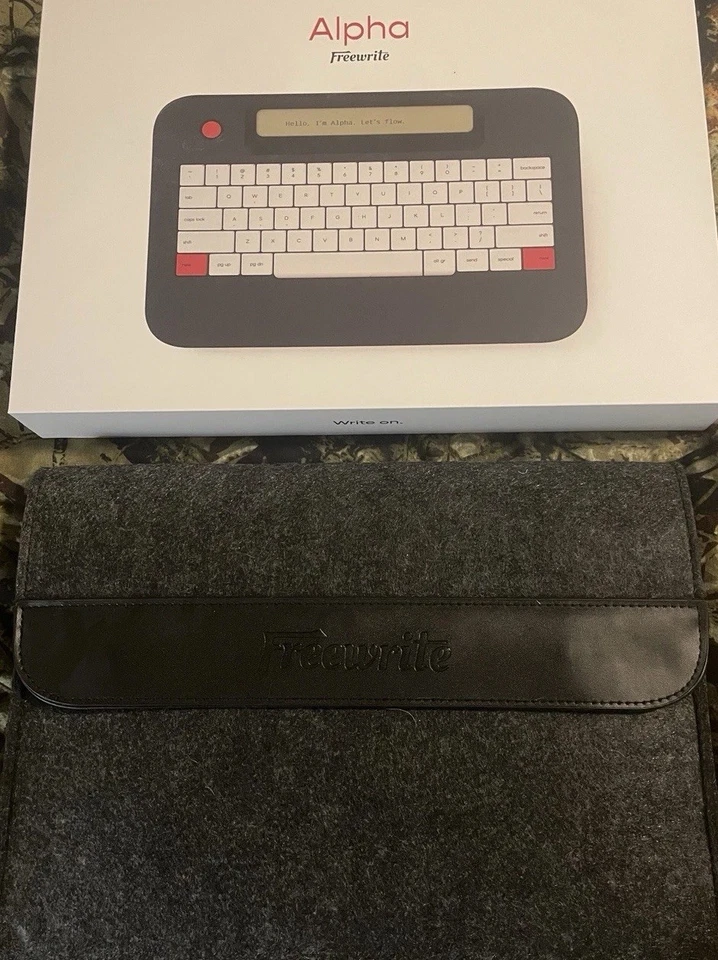 Freewrite Alpha ~ 无分心数字打字机/文字处理器 ~ 二手 — 第 1/4 张图片