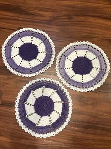 Crochet rond fait main ensemble de 3 porte-pot napperons violet 12 pouces de diamètre - Photo 1/8