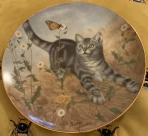 Plato Danbury Como Nuevo Coleccionistas Gatos y Flores Jardín de Weedin' Irene Spencer - Imagen 1 de 7
