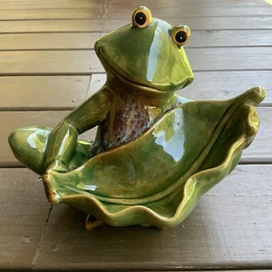 Green Pottery Sitting Frog Holding Leaf Figurine Bird Bath - Picture 1 of 9
