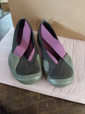 Женские туфли без шнурков Crocs Molly на плоской подошве размер 8 коричневые и фиолетовые повседневный комфорт - Изображение 1 из 4