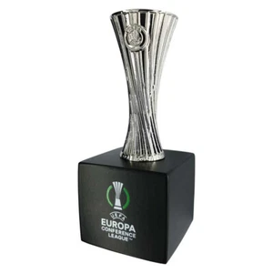 UEFA Europa Conference League – Pokal (45 mm) auf Holzpodest - Bild 1 von 4