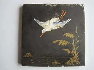 ANTIKE MATTSCHWARZE/VERGOLDETE FLIESE - JAPANISCHER KRANICH - SHERWIN & BAUMWOLLE UM 1880 #1 - Bild 1 von 4