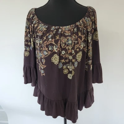 Top BOHO Ecote Urban Outfitters para mujer pequeño gris floral con volantes fuera del hombro Foto 1 de 4
