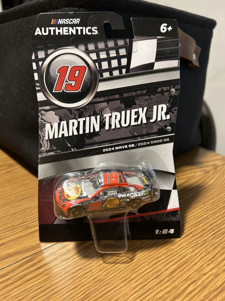 NASCAR Authentics 2023 Martin Truex Jr Wave 9 Bajo Pro Tiendas Juguete Coche de Carreras Nuevo  Foto 1 de 1