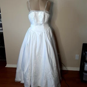 Vtg Marys Wedding Dress with Sequin Removable Straps Beautiful 32B 28W 62L Sz 6 - Picture 1 of 12