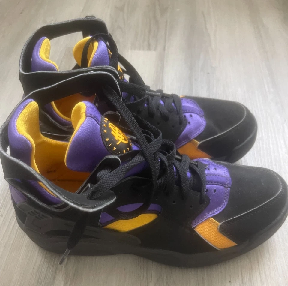 Zapatos de baloncesto Nike Flight Huarache talla 8 negros morados y dorados Foto 1 de 4