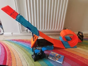 Hot Wheels Track Builder Race Crate Connectable Track Set with Loops - Picture 1 of 8