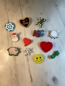 Menge 12 bemalte Holz Mode Pins Herz Lächeln Santa Schneeflocke Schaf Schwein Frosch - Bild 1 von 3