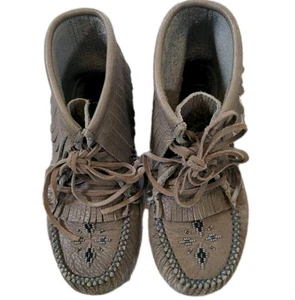 Manitobah Mukluks Leather Bootie Women's SZ L7 Gray Beads Fringed Suede Canada - Bild 1 von 10