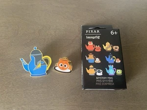 Juego de té Disney Loungefly Pixar 2 prendedores - Tetera y taza Finding Nemo Dory - Imagen 1 de 3