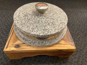 Vintage mexikanischer Stein Molcajete Mörser 7" Holzsockel ohne Stößel - Bild 1 von 6