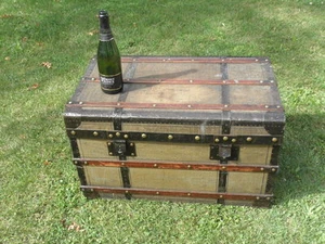big VINTAGE TRUNK TRAVEL LUGGAGE COFFEE TABLE BLANKET BOX Storage TV STAND retro - Picture 1 of 12