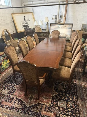 *** LARGE EXTRAVAGANT GRAND VINTAGE MAHOGANY DINING ROOM TABLE WITH 11 CHAIRS*** - Image 1 of 4