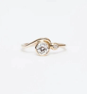 Anillo de compromiso solitario moissanita de corte redondo de 2 quilates de oro amarillo macizo de 14 k Foto 1 de 4