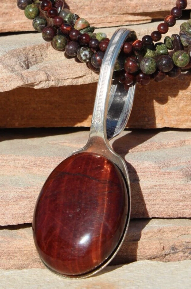 Colgante ojo de tigre rojo. Juego en una cuchara de azúcar vintage chapada en plata de ley. Foto 1 de 4