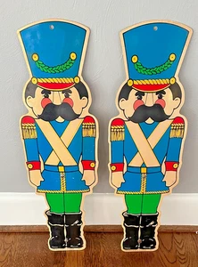 2 letreros de plástico vintage de plástico de 26" de plástico para patio de Navidad de soldado de juguete - Imagen 1 de 7