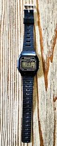 Vintage SANYO V LCD Watch BLACK PLASTIC CALENDAR STOP WATCH ALARM LIGHT - Picture 1 of 7