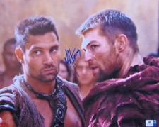 Liam Mcintyre Manu Bennett Dual Autographed 11X14 Photo Spartacus GV706780