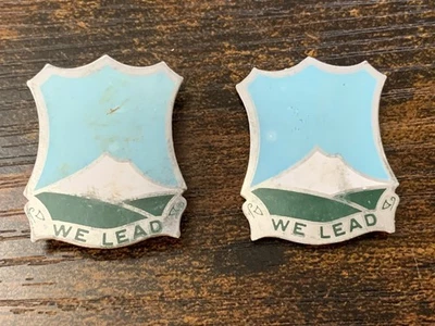 Dos WW2 Plástico 382nd Infantry Regt DI DUI Cresta Coser Tipos Algunos Rasguños Foto 1 de 2