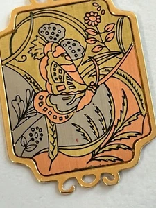 Vintage Anhänger für Halskette Pastell Goldfarben Gravur Platte Retro Schmetterling - Bild 1 von 6
