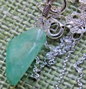 Colgante de plata con hermosa esmeralda natural colombiana (rodada, sin tallar) - Imagen 1 de 7