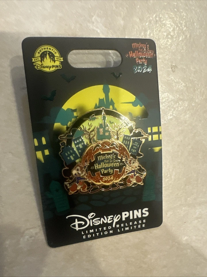 Prendedor con logotipo de Mickey & Minnie de fiesta de Halloween de Mickey’s Not So Scary de los parques de Disney de 2024 Foto 1 de 1