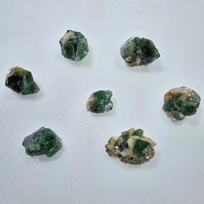 Lot de 7 fluorites fantômes, tourmalines scholl, muscovites, Erongo, Namibie - Photo 1/4