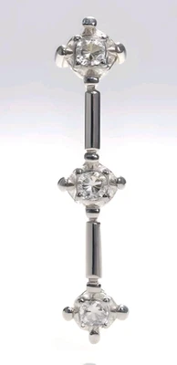 Colgante gota vertical de diamantes naturales de 3 piedras de oro blanco de 10 quilates 1,09 gramos Foto 1 de 4