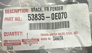 Soporte de montaje de guardabarros delantero derecho genuino OEM Lexus RX 2016-22 no. 53835-0E070 - Imagen 1 de 2