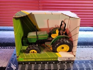 Réplica de tractor agrícola fundido a presión Ertl John Deere 5200 con ROPS 1/16 coleccionable - Imagen 1 de 5