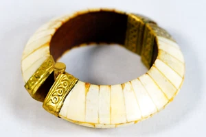 Vintage Chunky Bone Decorated Brass & Wood Bracelet Hinged Pull Pin Clasp  7" - Picture 1 of 10