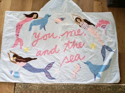 Toalla de baño con capucha Pottery Barn Kids Mermaids You Me Under The Sea Foto 1 de 4
