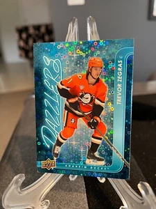 Trevor Zegras 2024-25 Upper Deck Dazzlers Blue #DZ-135 - Anaheim Ducks - Imagen 1 de 2