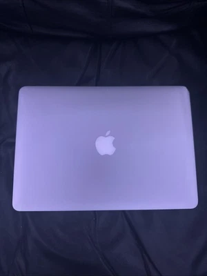 Apple MacBook Air 13.3" (128GB SSD Intel Core i5 5ta Generación 1.60GHz, 4GB RAM) Plateado Foto 1 de 4