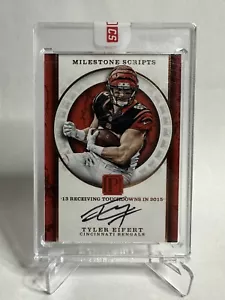 2017 Panini Pantheon Tyler Eifert pietra miliare script su carta auto #/10 Bengals - Foto 1 di 2