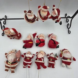 Vintage Posten 12 beflockte Weihnachten Santa Filz rot/weiß Kunststoff Weihnachtsschmuck  - Bild 1 von 10