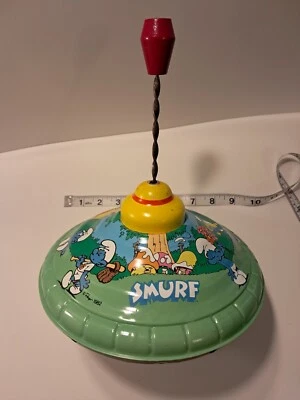 De colección. Ohio Art Smurf's 1982 10" metal hojalata litografía juguete con mango de madera Foto 1 de 4