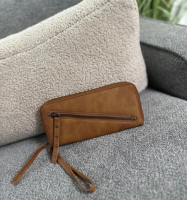 Cartera sin asas Free People bronceada/caramelo vegana estilo boho Foto 1 de 4