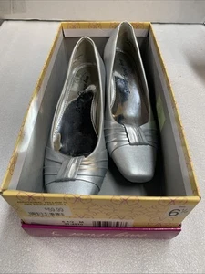 Easy Street Fabulous Silver Pumps US Women's 6-1/2 - Picture 1 of 8