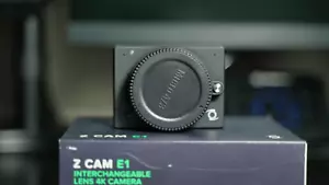 Cámara sin espejo de cine Z CAM E1 4K MFT con 2 pilas - Imagen 1 de 6