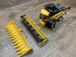 1/64 New Holland CR970 Twin Rotor Combine Both Headers Wheat And Corn - Picture 1 of 7