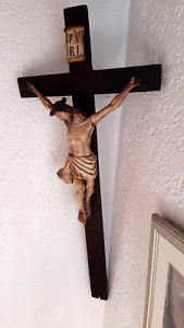 Antikes Kruzifix Jesus am Kreuz geschnitzt handbemalt antikes Holzkreuz