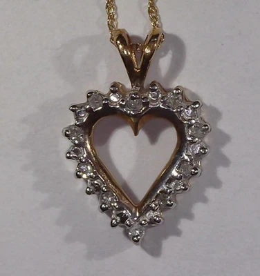 Collar colgante de corazón abierto con acento de diamantes genuinos de oro amarillo de 10K - 18" Foto 1 de 4