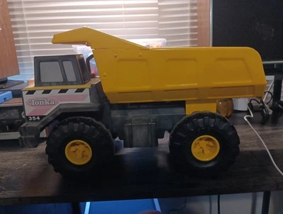 Camión de volteo Tonka 2012 volteo de acero y carrocería de plástico Hasbro Toys Foto 1 de 3