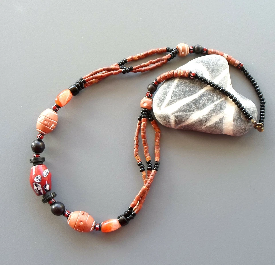 Collier ethnique africain unisexe rouge et noir 3 rangs de bauxite superposés - Photo 1/4